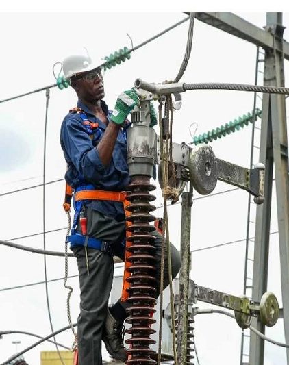 Extension du réseau électrique et installation de solutions solaires