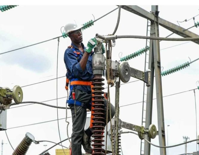 Extension du réseau électrique et installation de solutions solaires